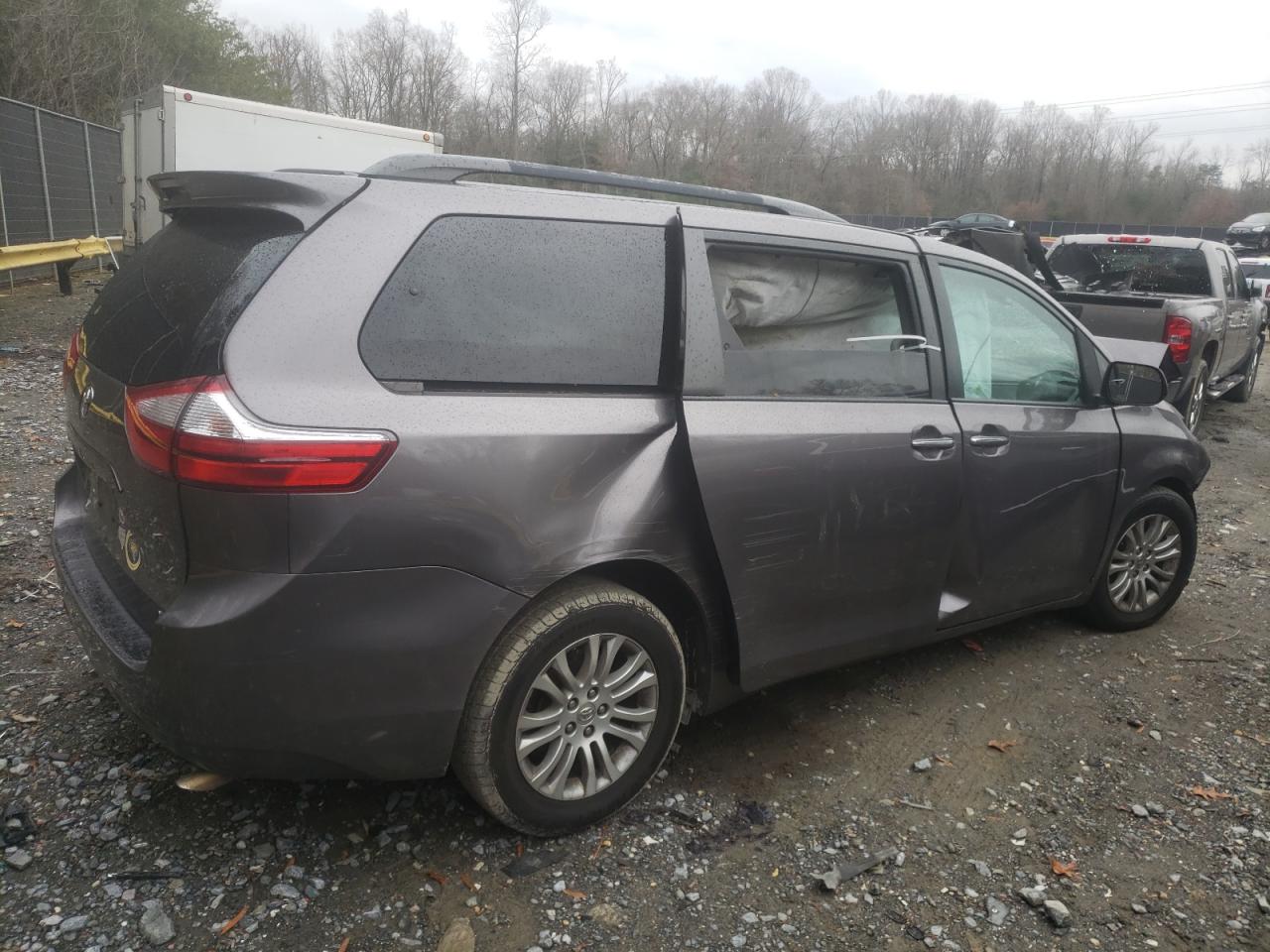 2016 Toyota Sienna - Image 3