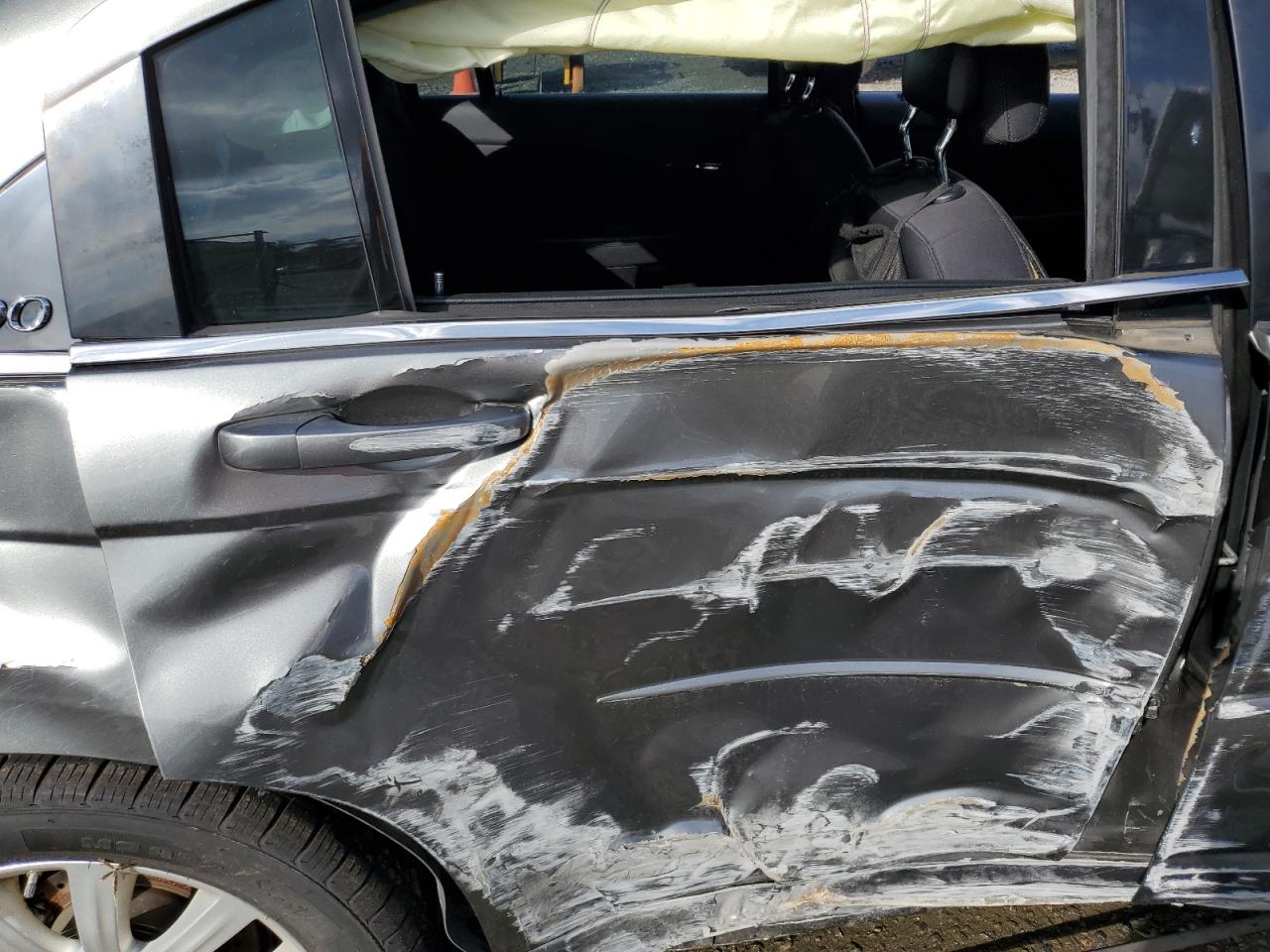 2013 Chrysler 200 - Image 10