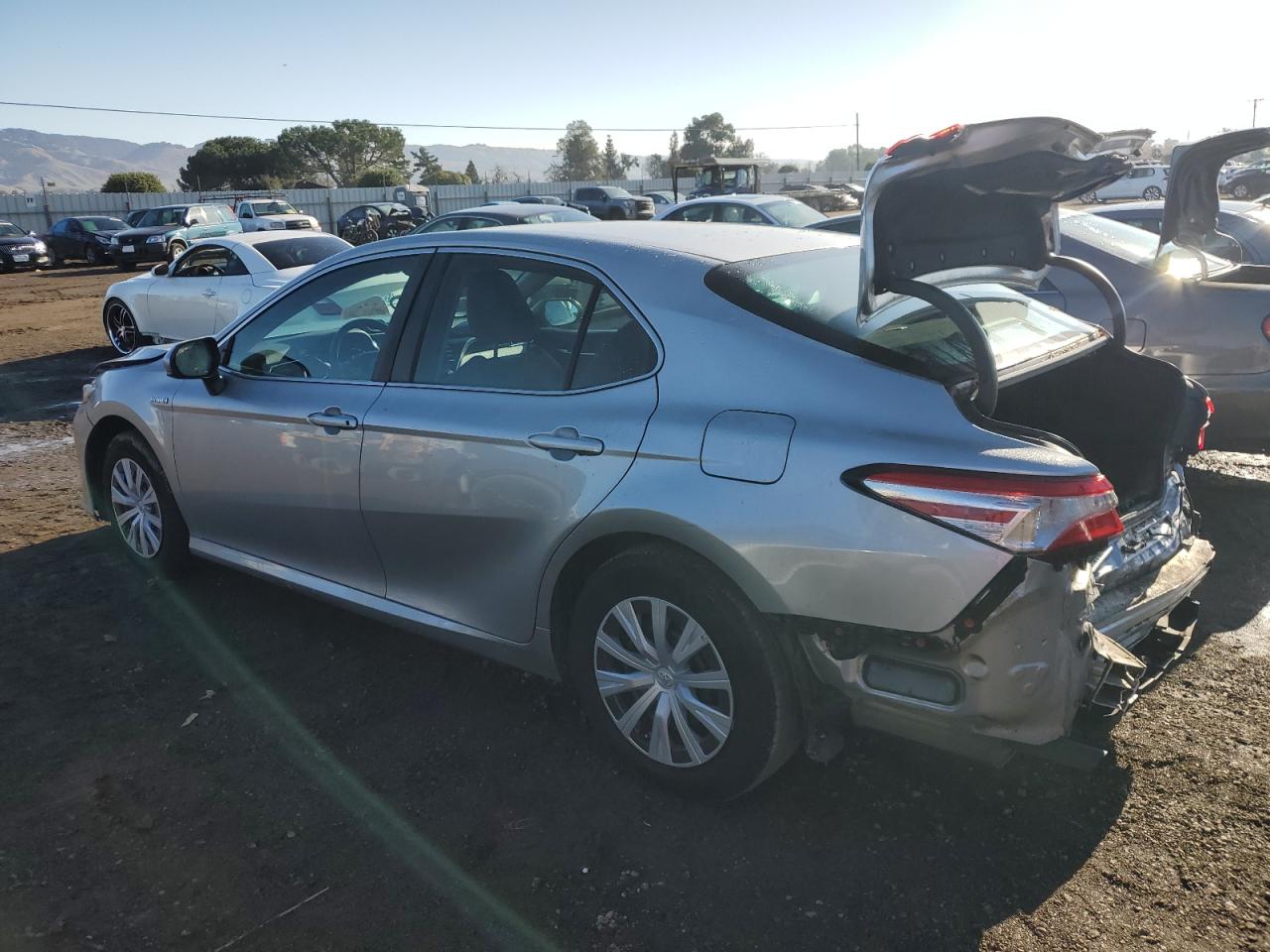 VIN 4T1B31HK1JU003457 2018 TOYOTA CAMRY no.2