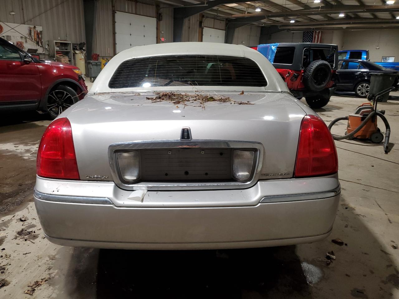 2010 Lincoln Town Car Signature Limited VIN: 2LNBL8CV8AX601385 Lot: 85118404