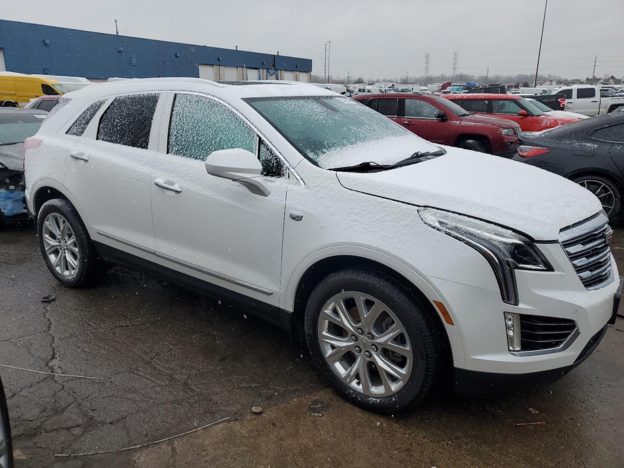 VIN 1GYKNDRS0JZ180626 2018 CADILLAC XT5 no.4