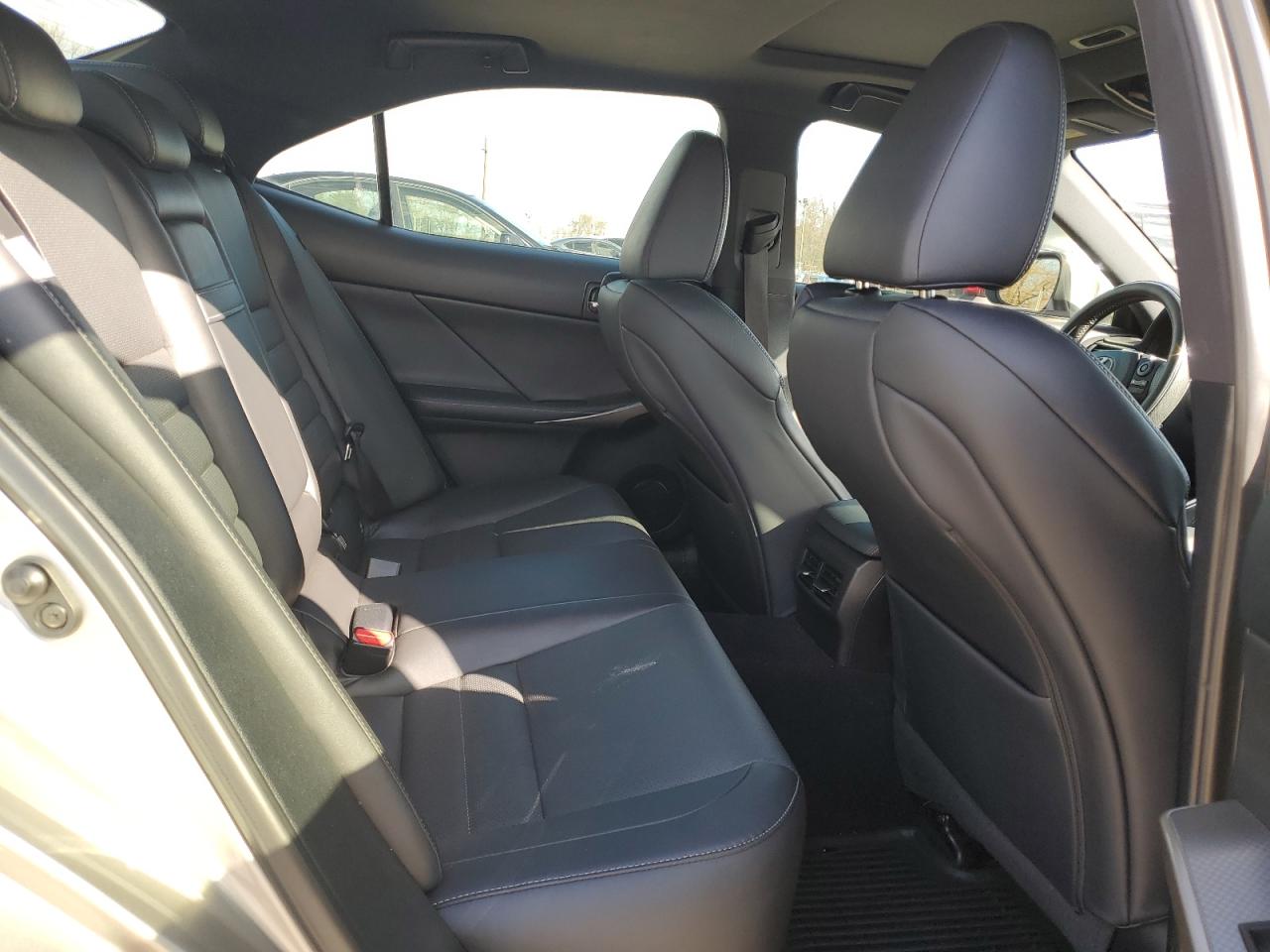 2016 Lexus IS - Image 10