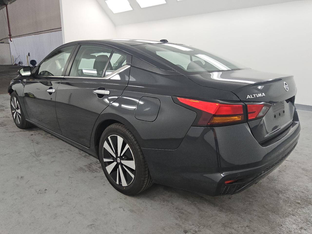 2021 Nissan Altima - Image 2