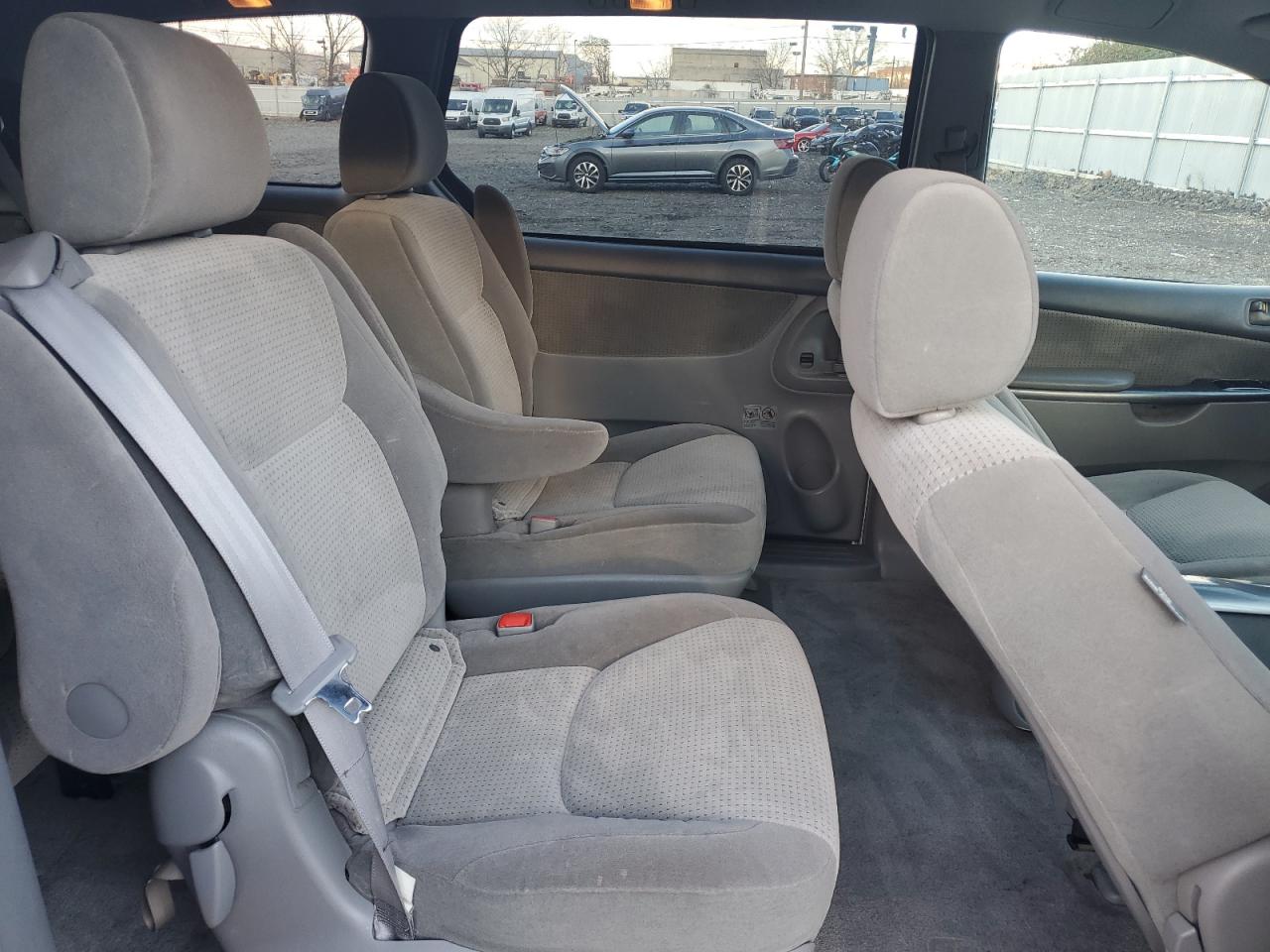 2007 Toyota Sienna - Image 11
