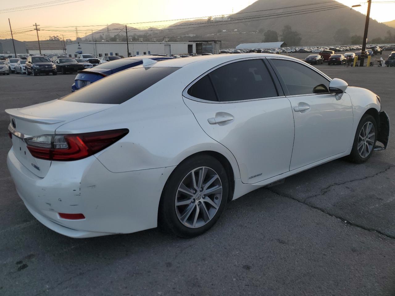 2017 Lexus ES - Image 3