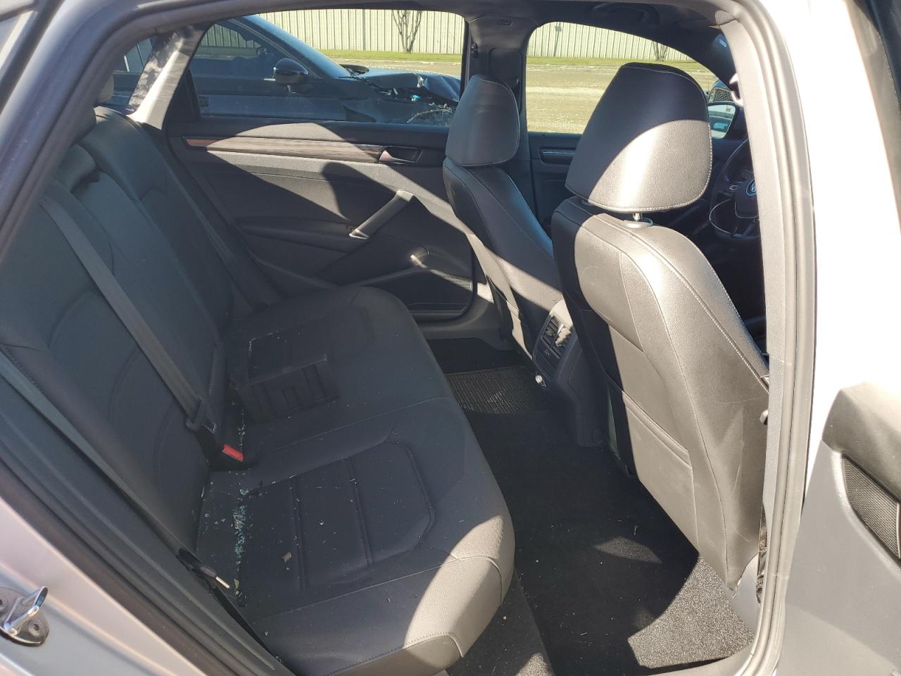 2021 Volkswagen Passat - Image 10