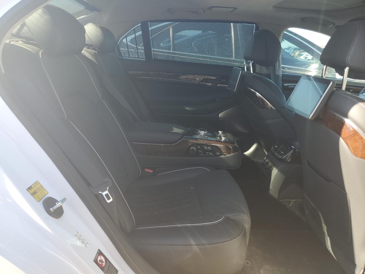 2019 Genesis G90 - Image 10