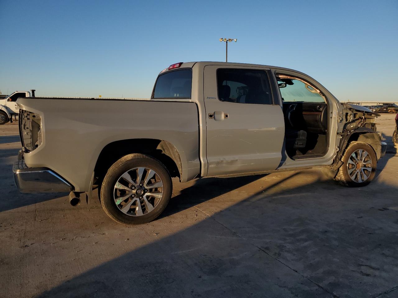 VIN 5TFFY5F16JX237455 2018 TOYOTA TUNDRA no.3