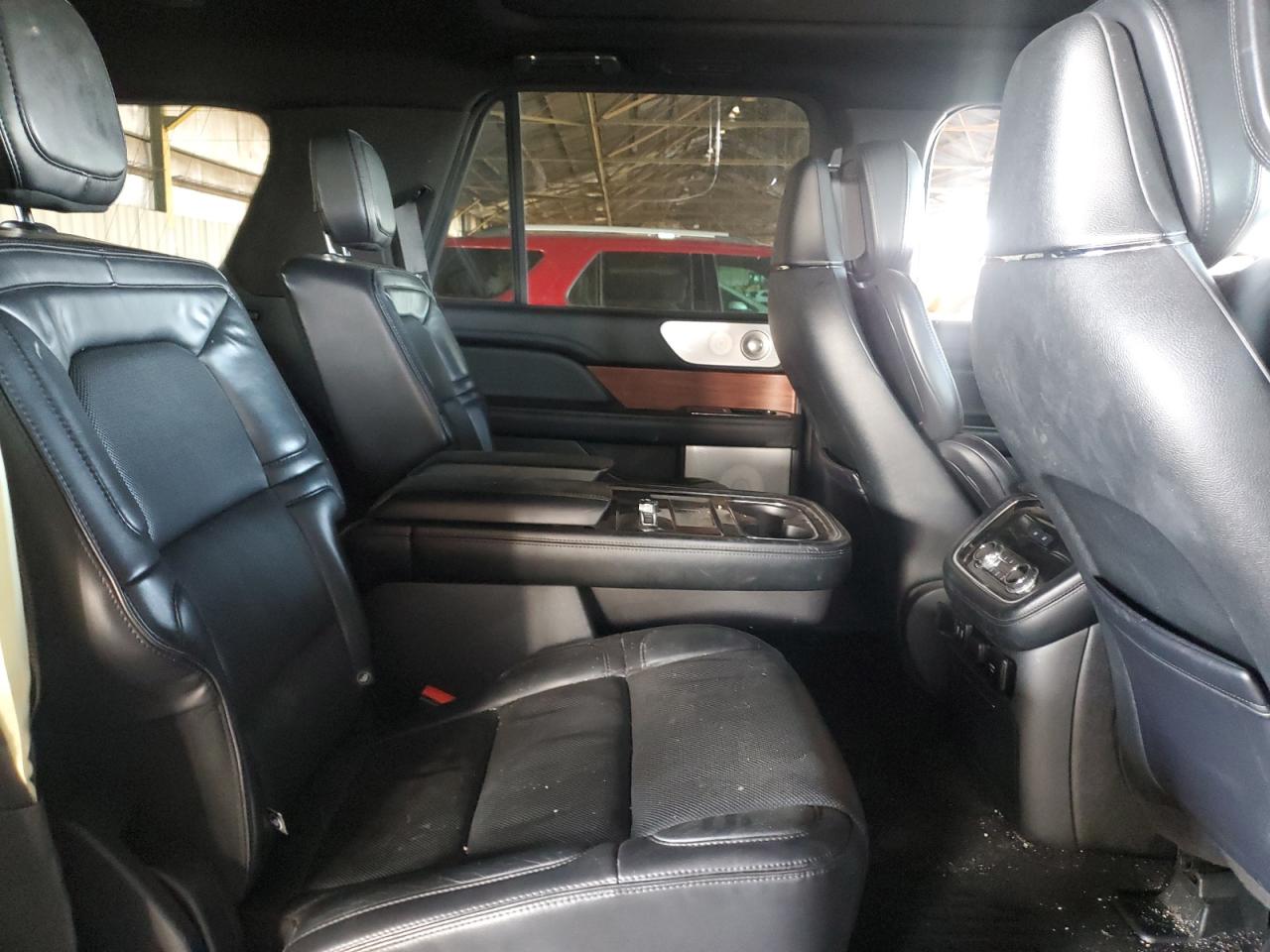 2019 Lincoln Navigator - Image 11