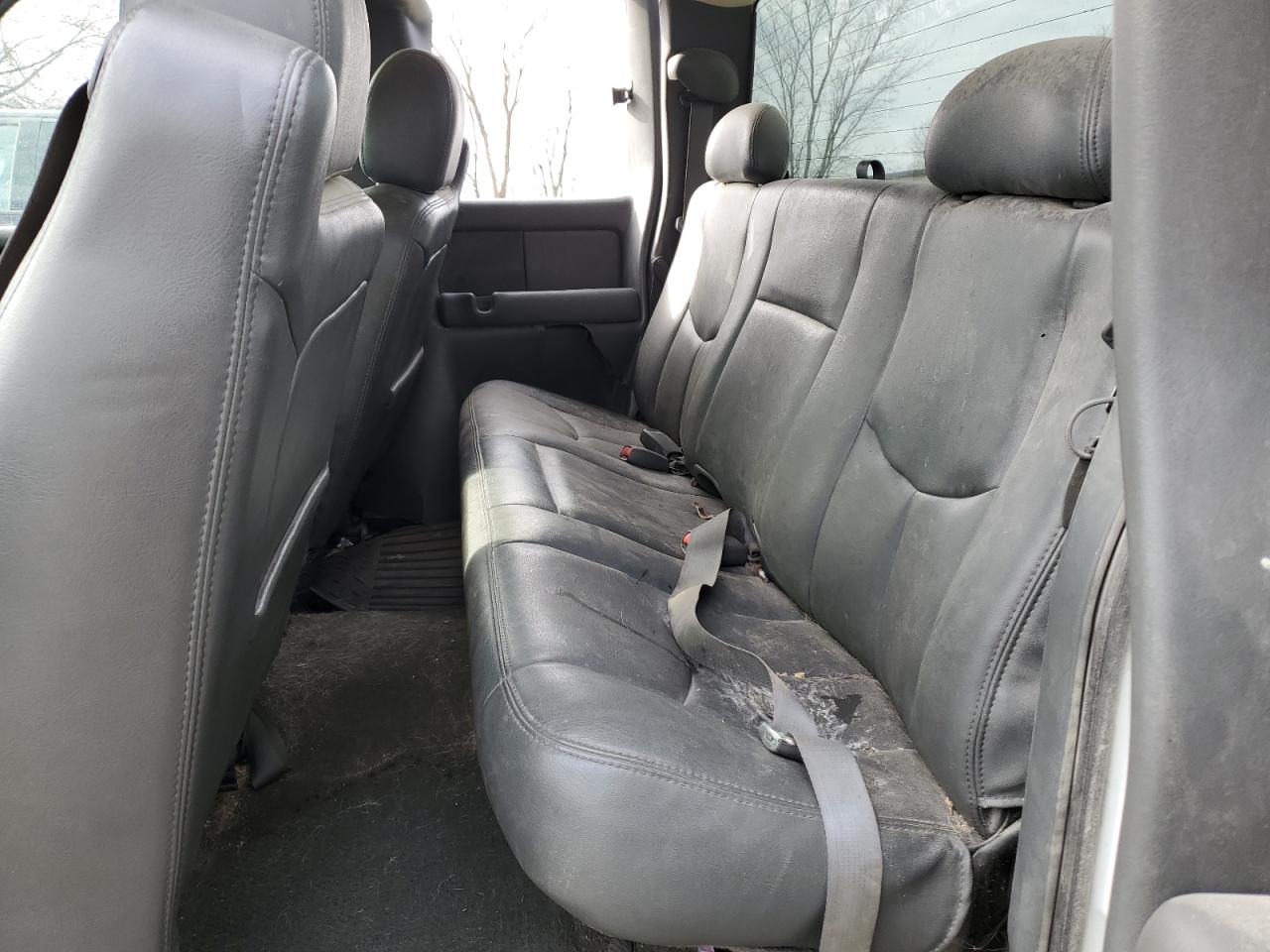 2004 Chevrolet Silverado - Image 10