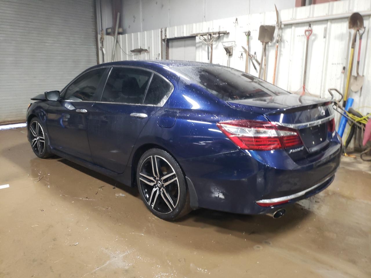 1HGCR2F15HA000565 2017 HONDA ACCORD - Image 2