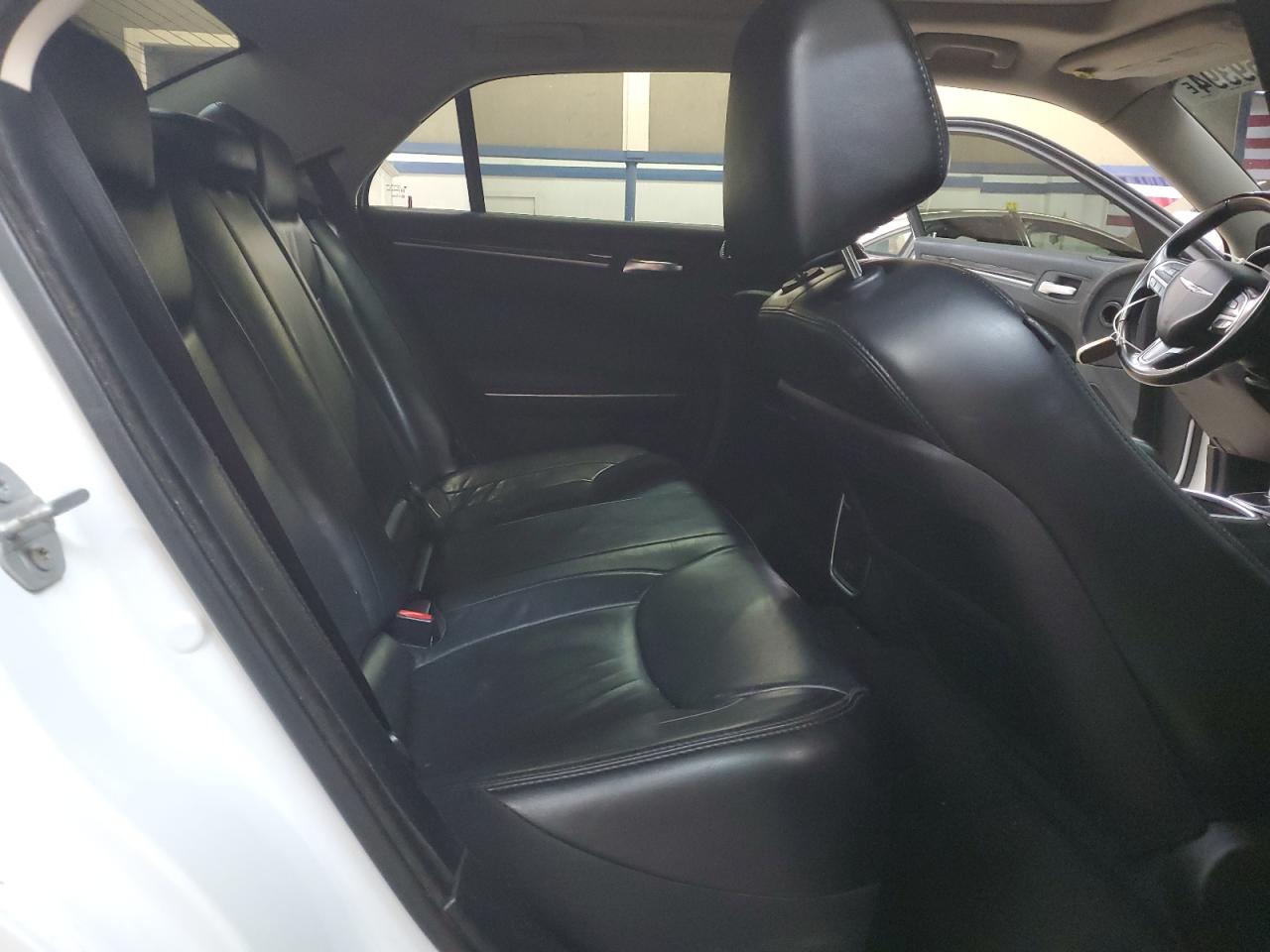 2016 Chrysler 300 - Image 10