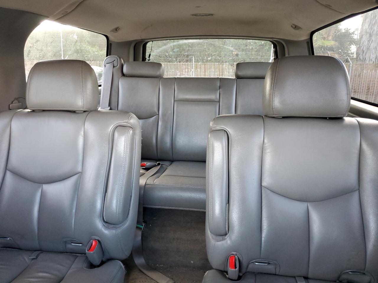 2005 Chevrolet Suburban - Image 10