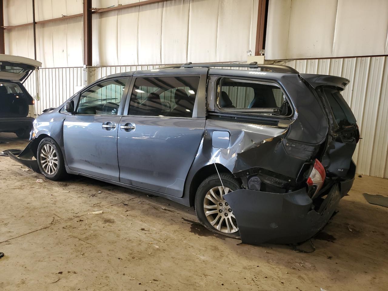 2015 Toyota Sienna - Image 2