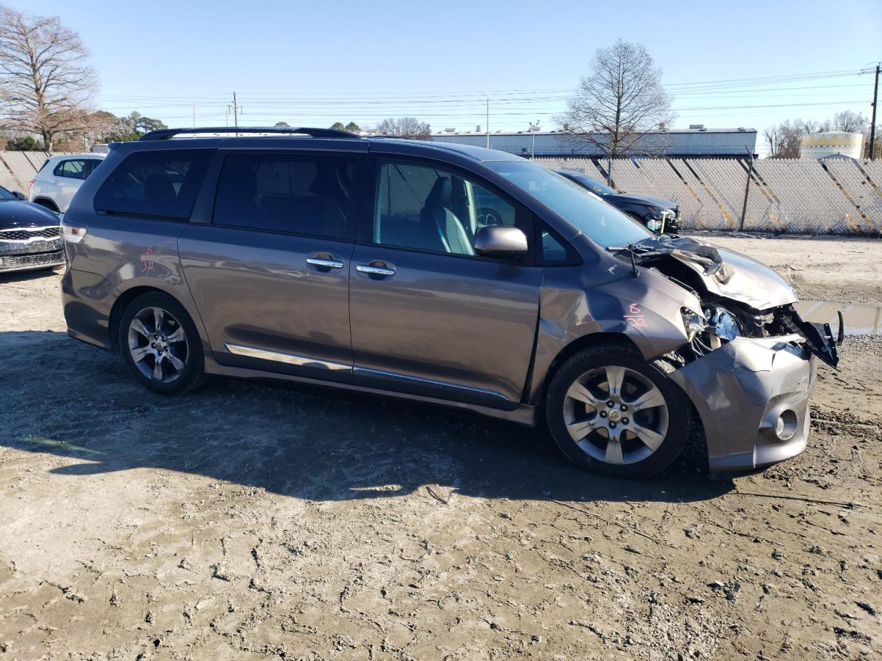 VIN 5TDXK3DC2DS310250 2013 TOYOTA SIENNA no.4