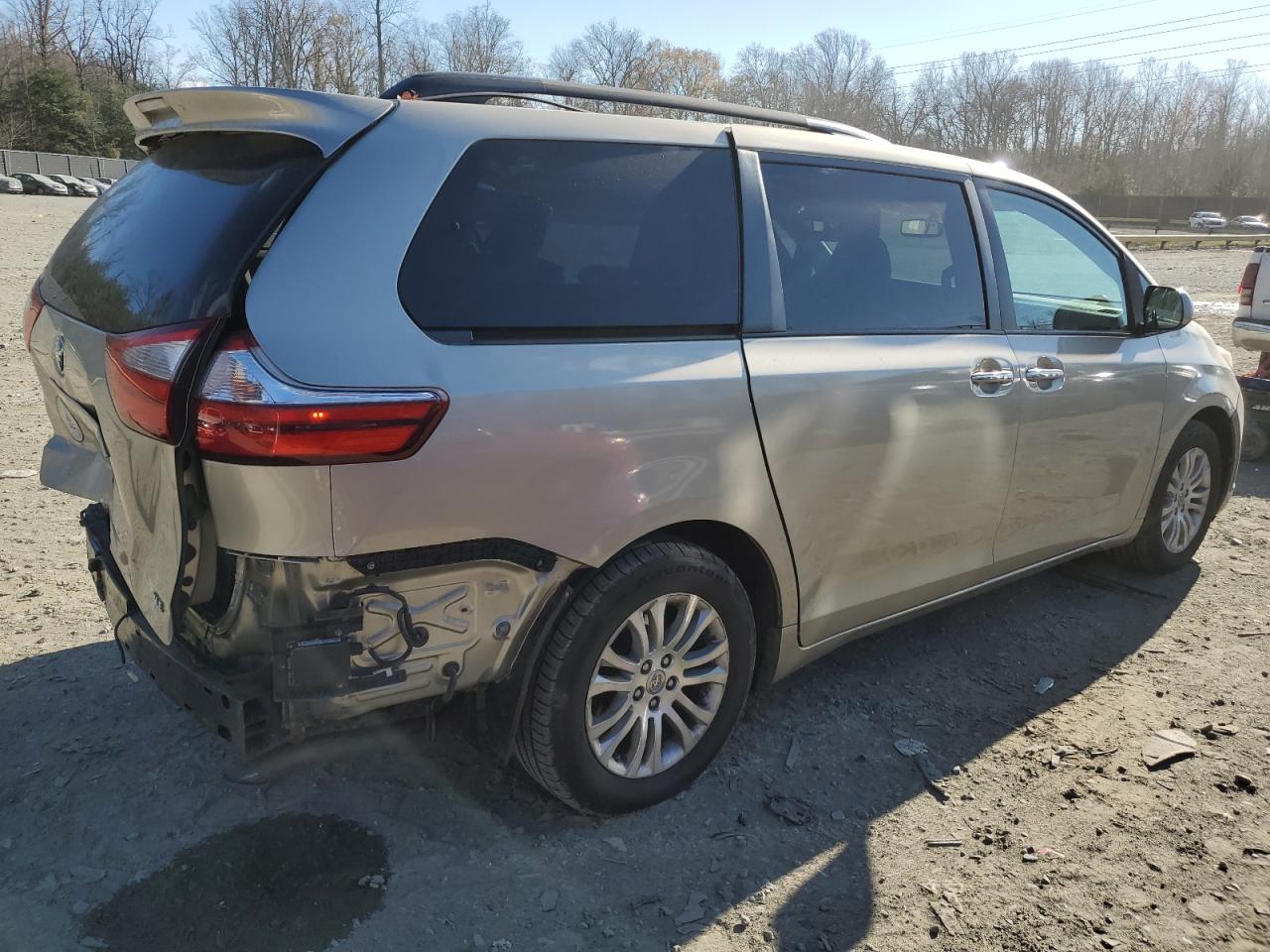 2017 Toyota Sienna - Image 3