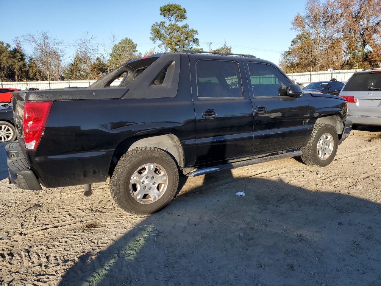 2005 Chevrolet Avalanche - Image 3