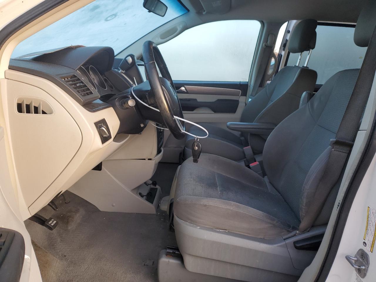 2012 Volkswagen Routan - Image 7