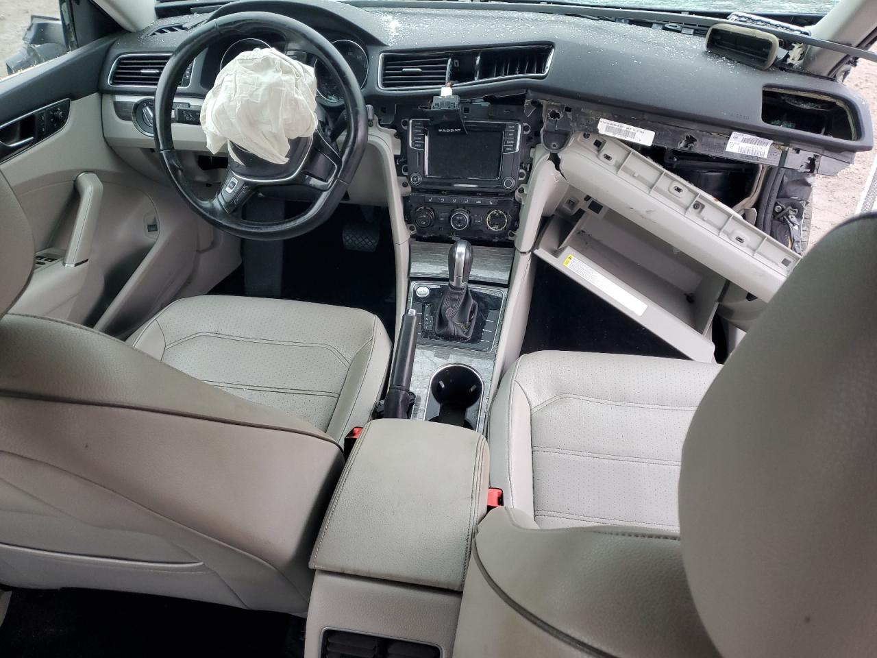 2018 Volkswagen Passat - Image 8