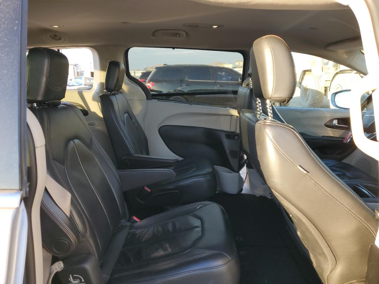 2017 Chrysler Pacifica - Image 11