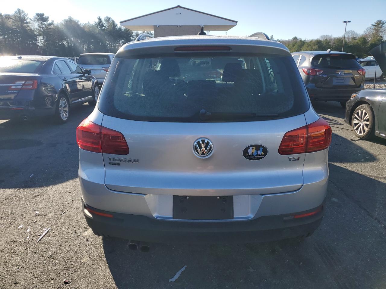 2018 Volkswagen Tiguan - Image 6