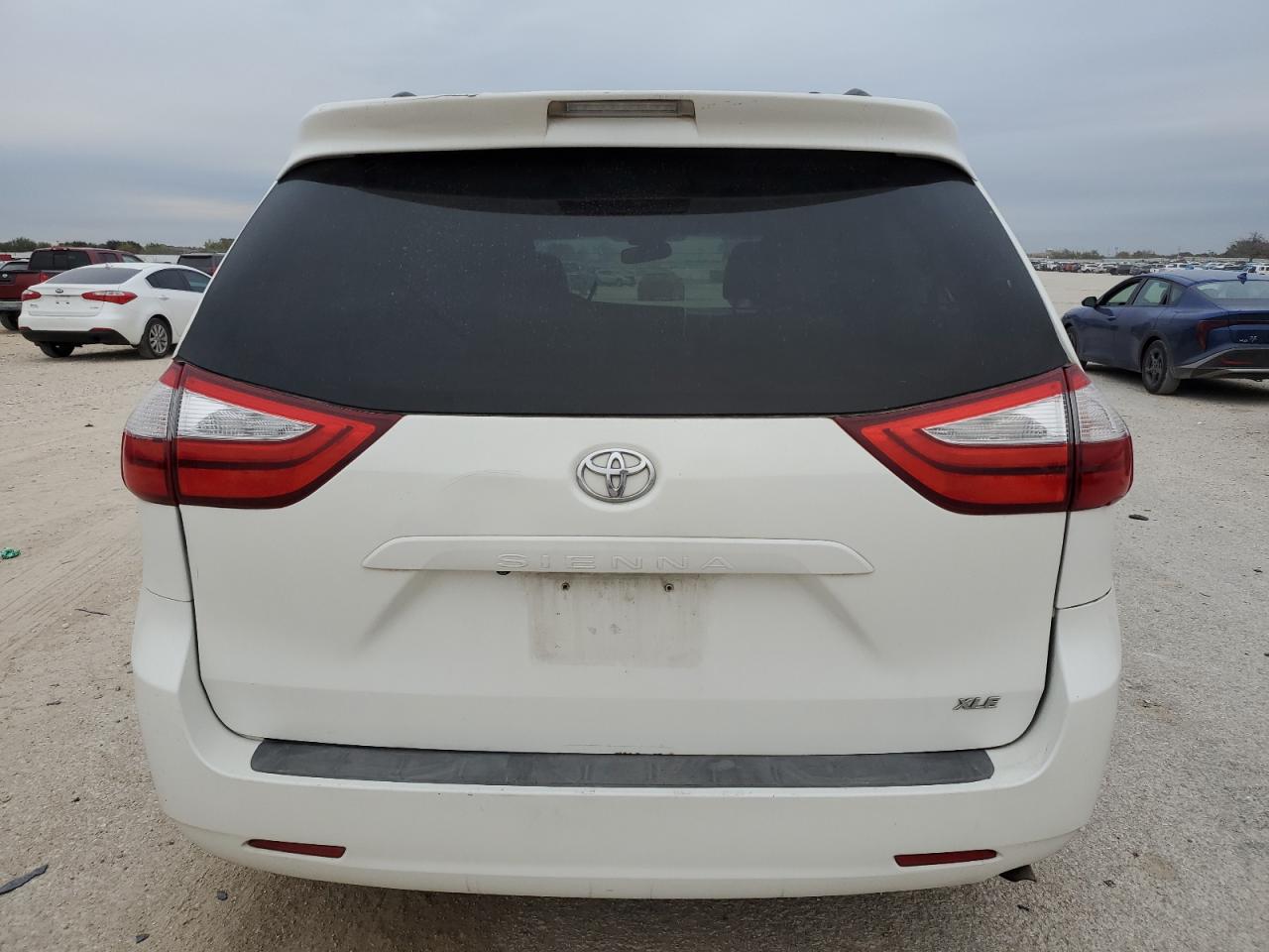 2015 Toyota Sienna - Image 6