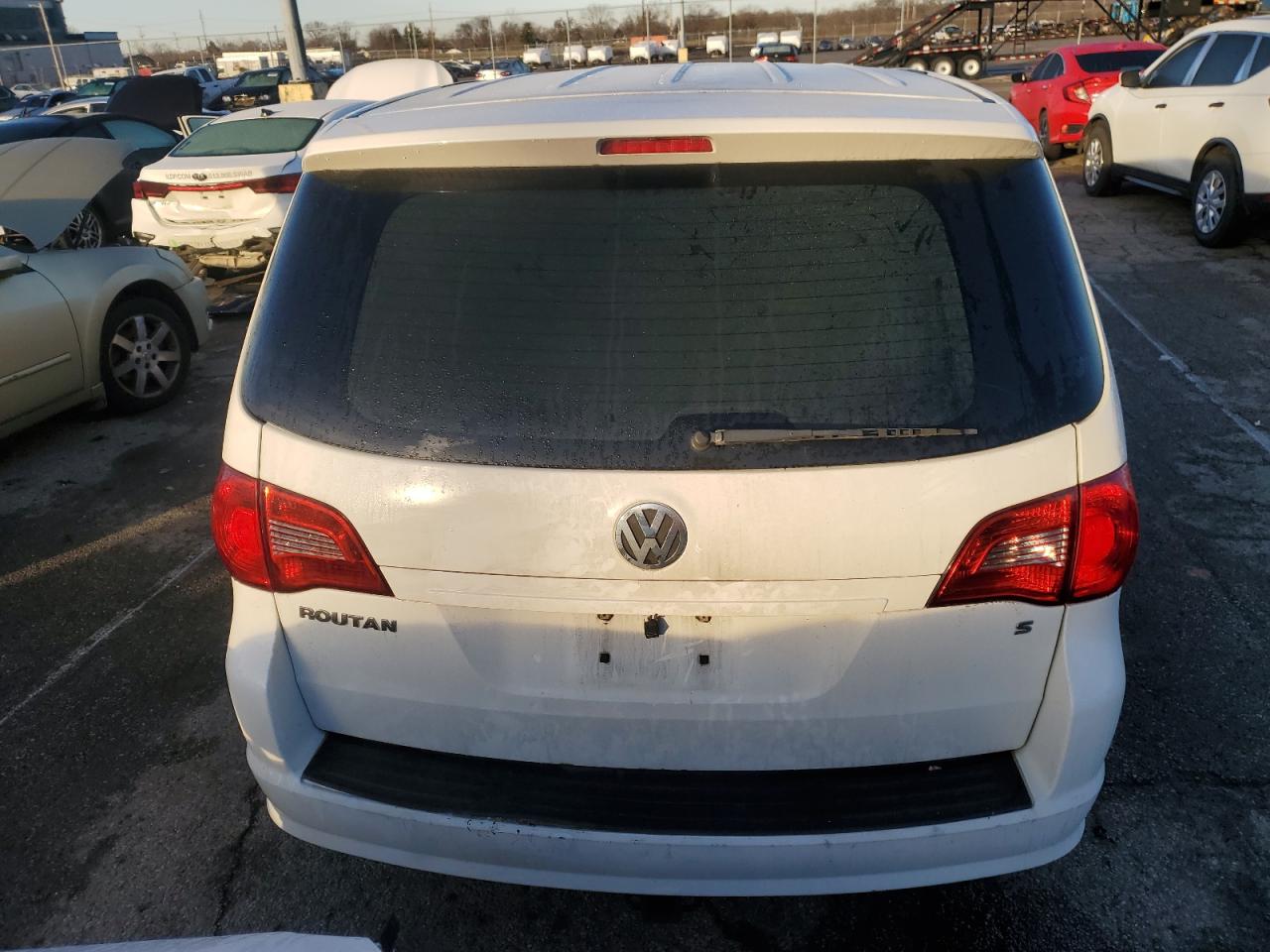2012 Volkswagen Routan - Image 6