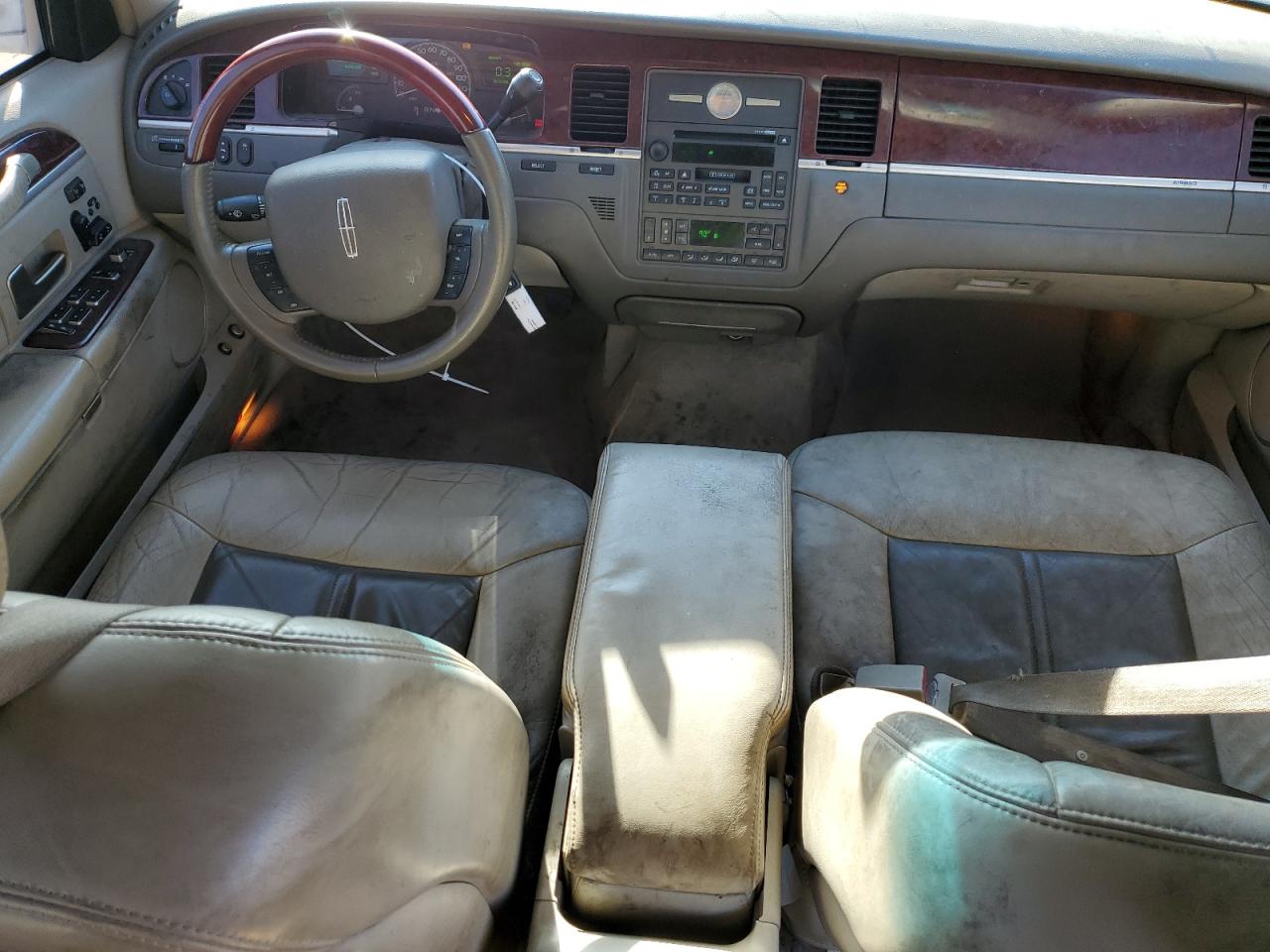 2005 Lincoln Town Car - Image 8
