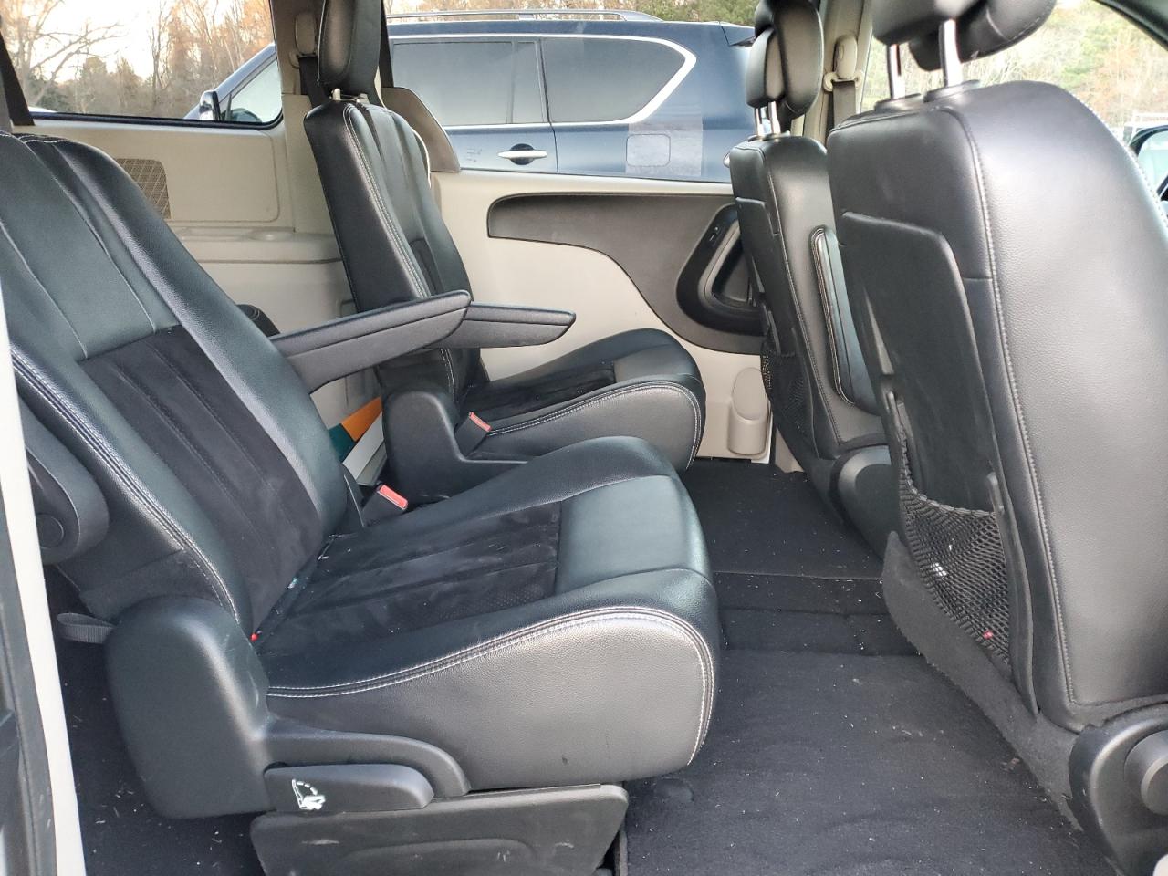2018 Dodge Caravan - Image 11