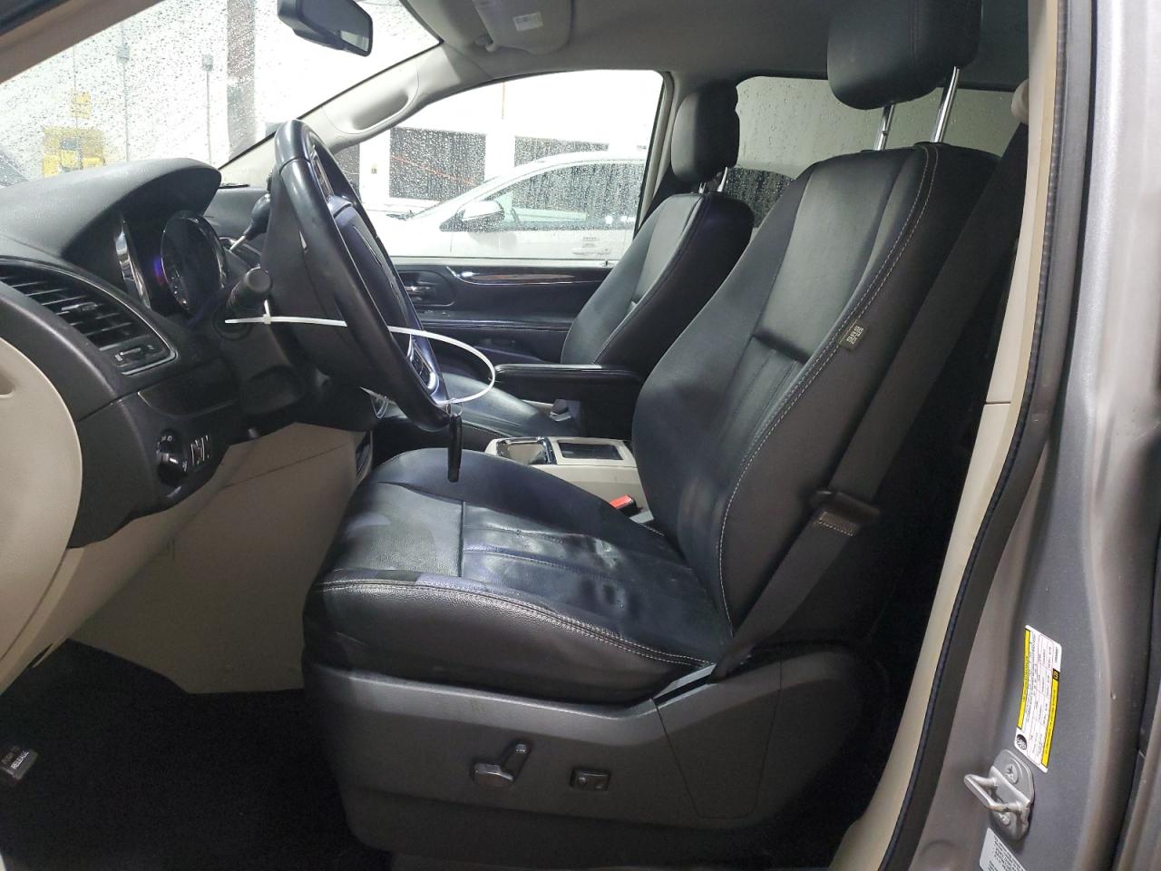 2015 Chrysler Town & Country - Image 7
