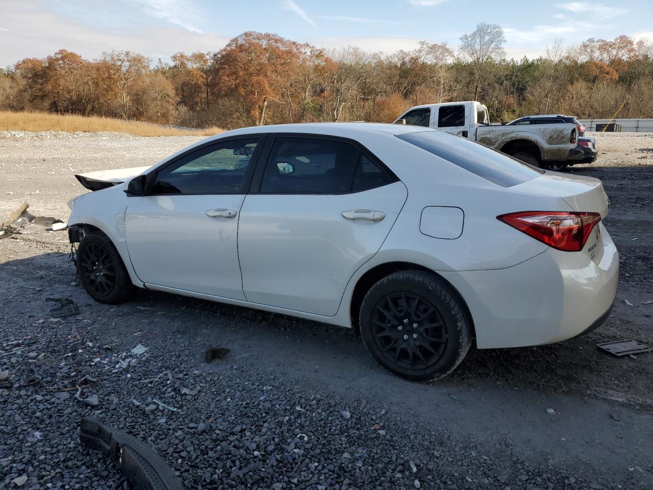 VIN 5YFBURHE2JP758110 2018 TOYOTA COROLLA no.2