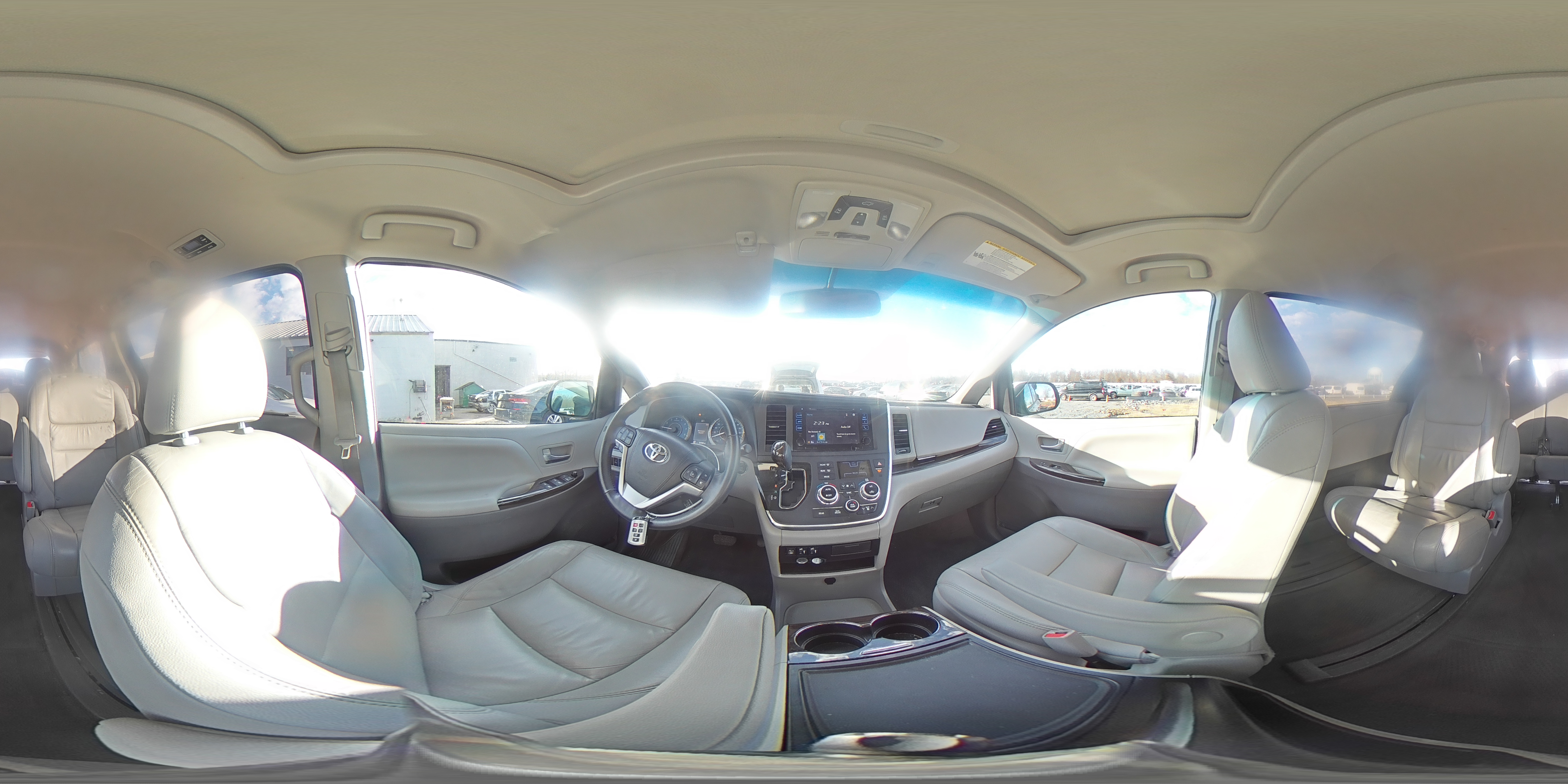 2017 Toyota Sienna - Image 16