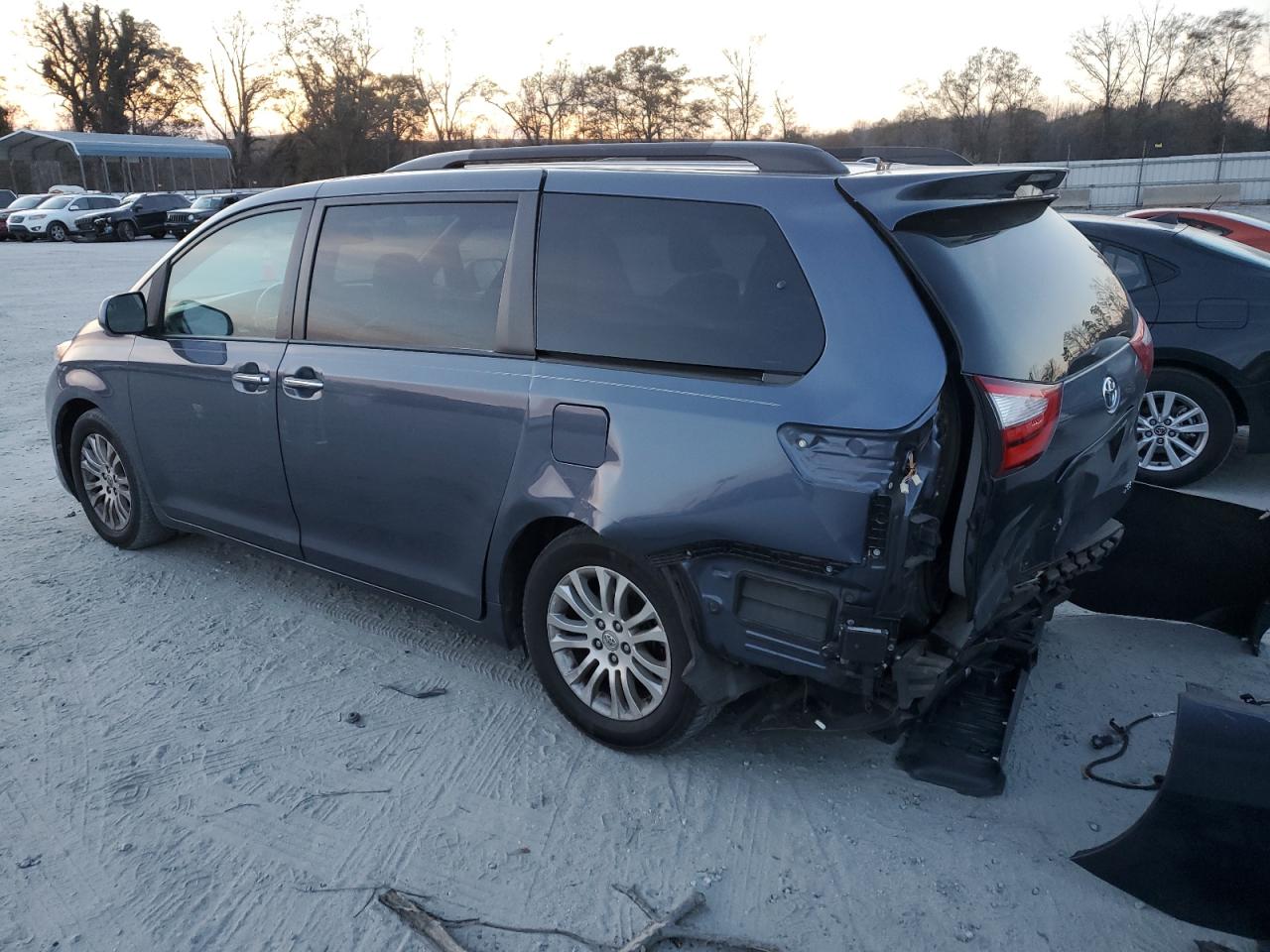 2016 Toyota Sienna - Image 2