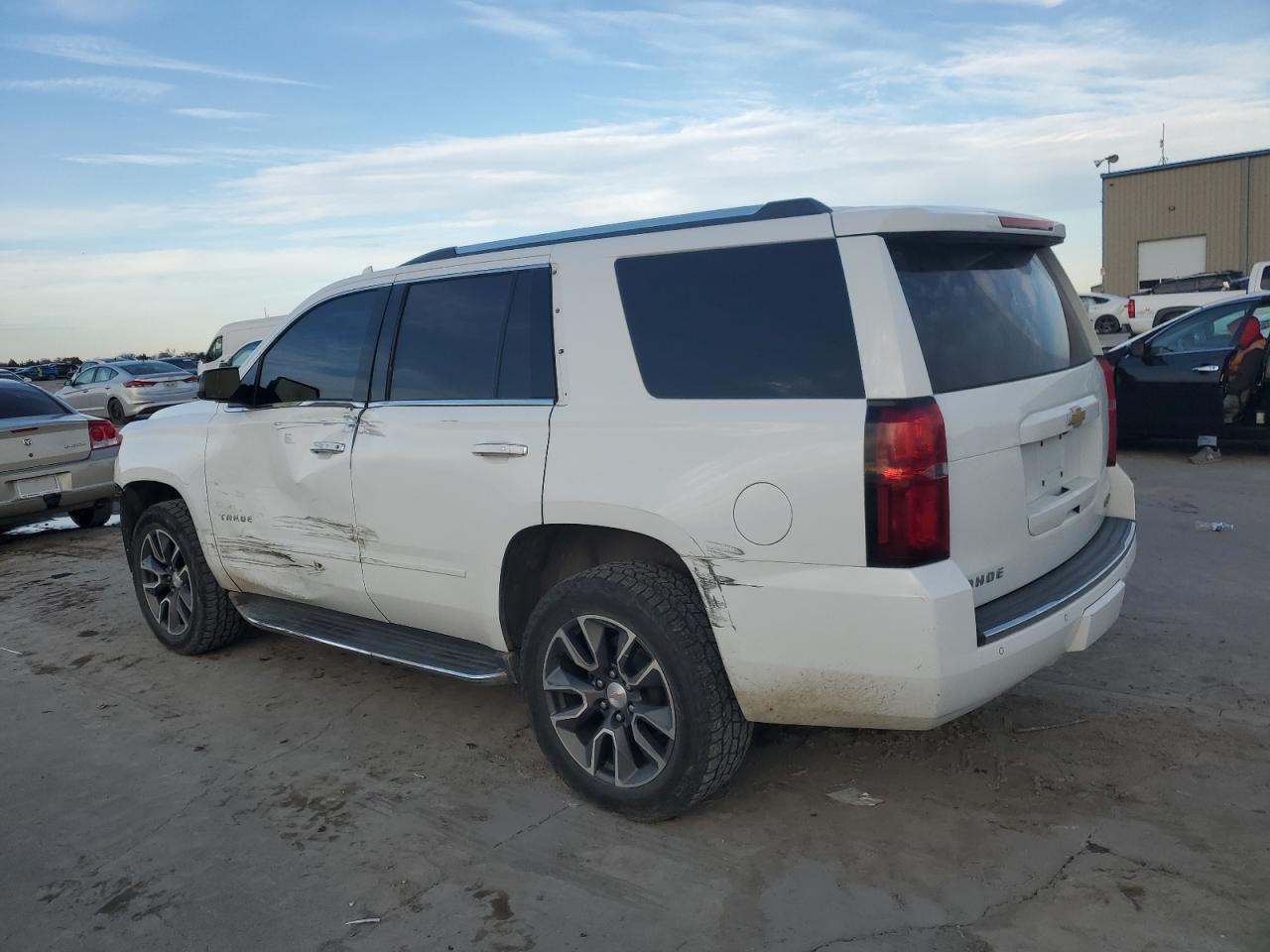 VIN 1GNSCCKC7HR124418 2017 CHEVROLET TAHOE no.2