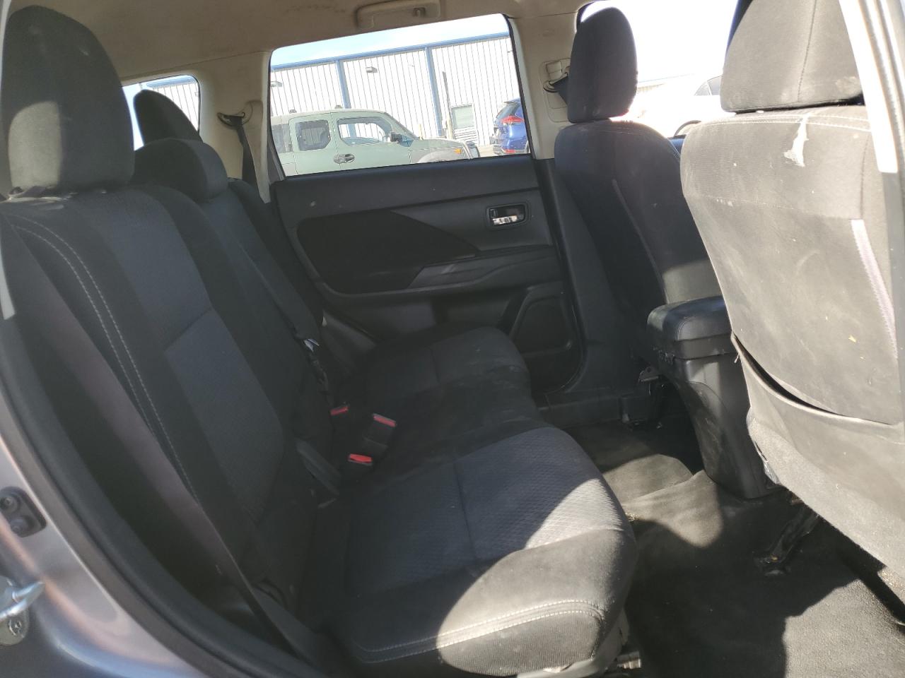 2017 Mitsubishi Outlander - Image 11