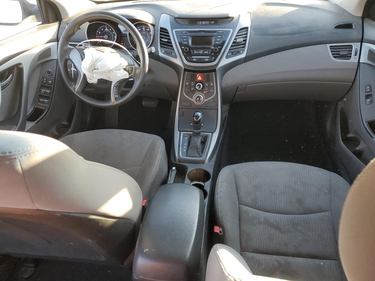 2016 Hyundai Elantra - Image 8