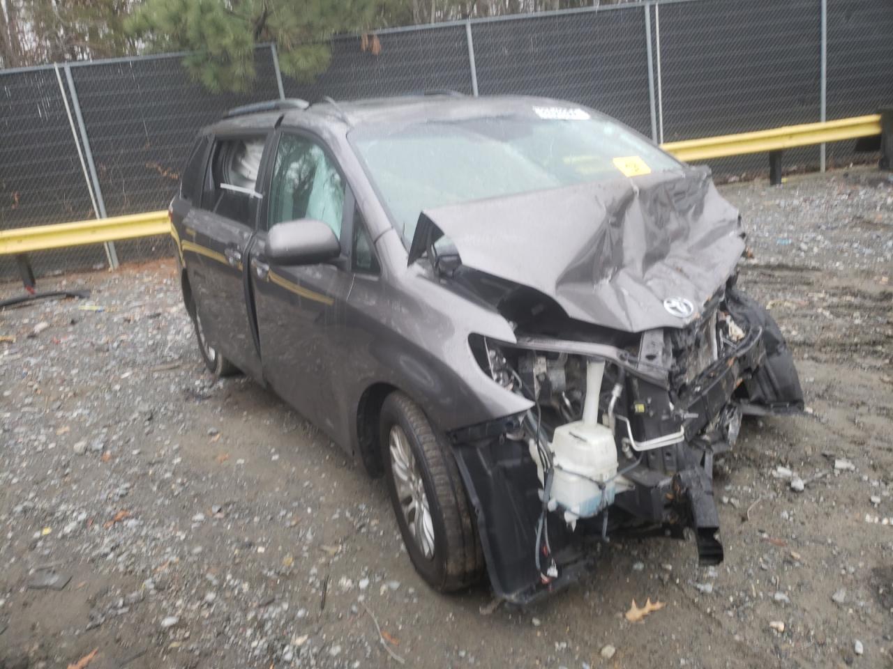 2016 Toyota Sienna - Image 4