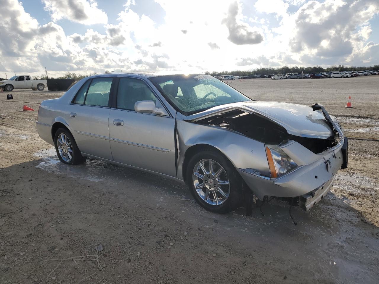 2010 Cadillac DTS - Image 4