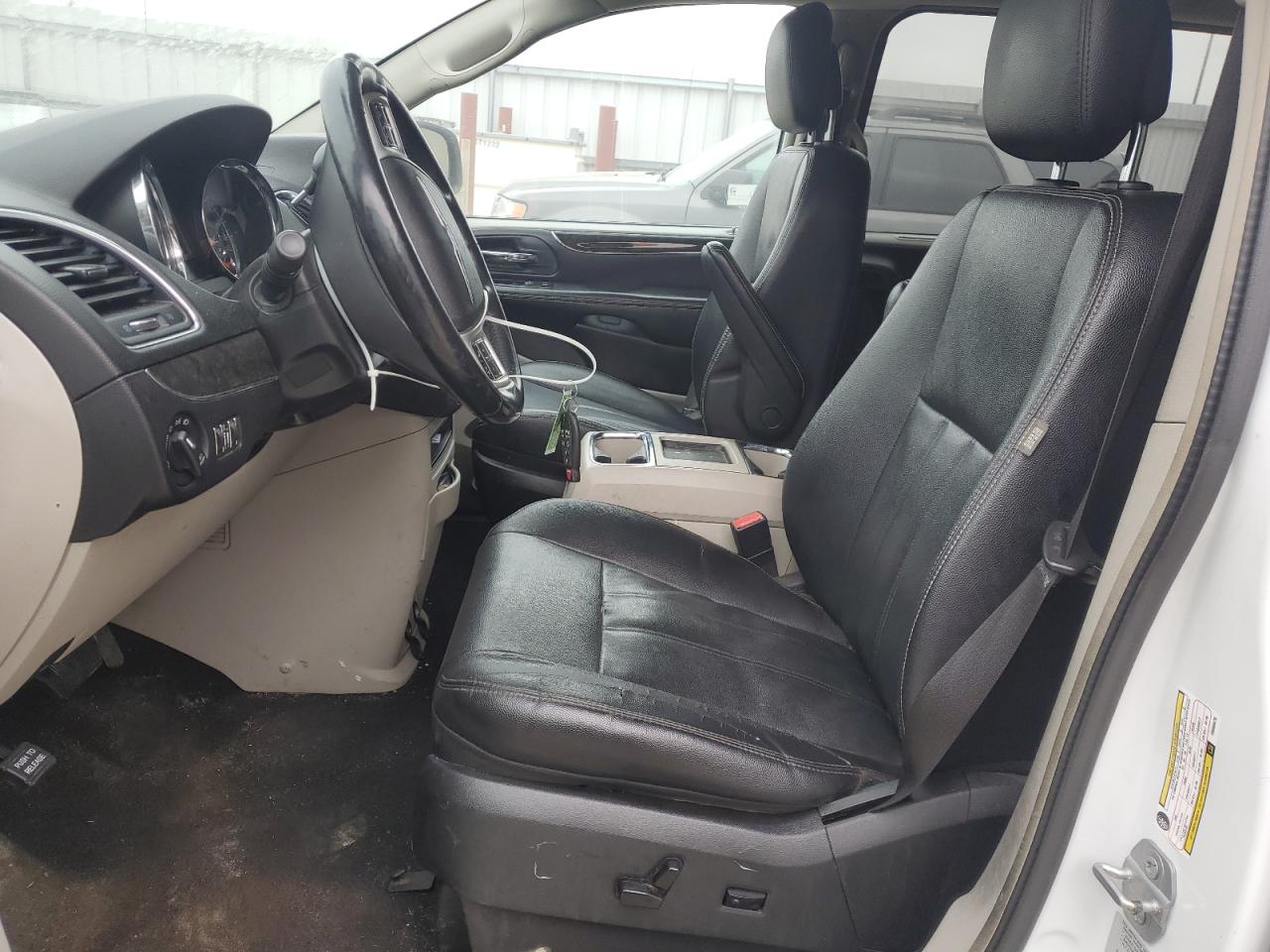 2015 Chrysler Town & Country - Image 7