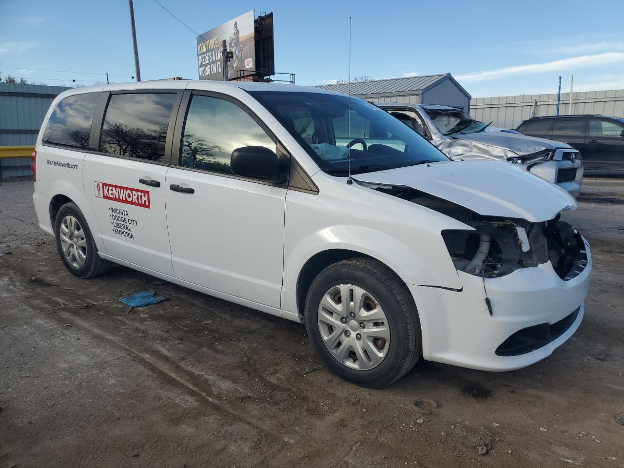 2019 Dodge Caravan - Image 4