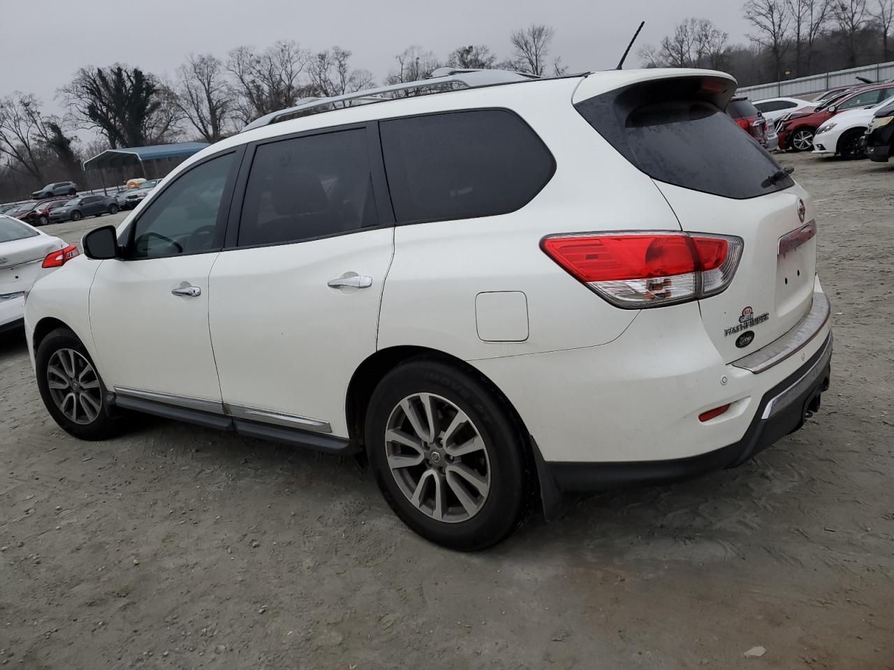 2016 Nissan Pathfinder - Image 2