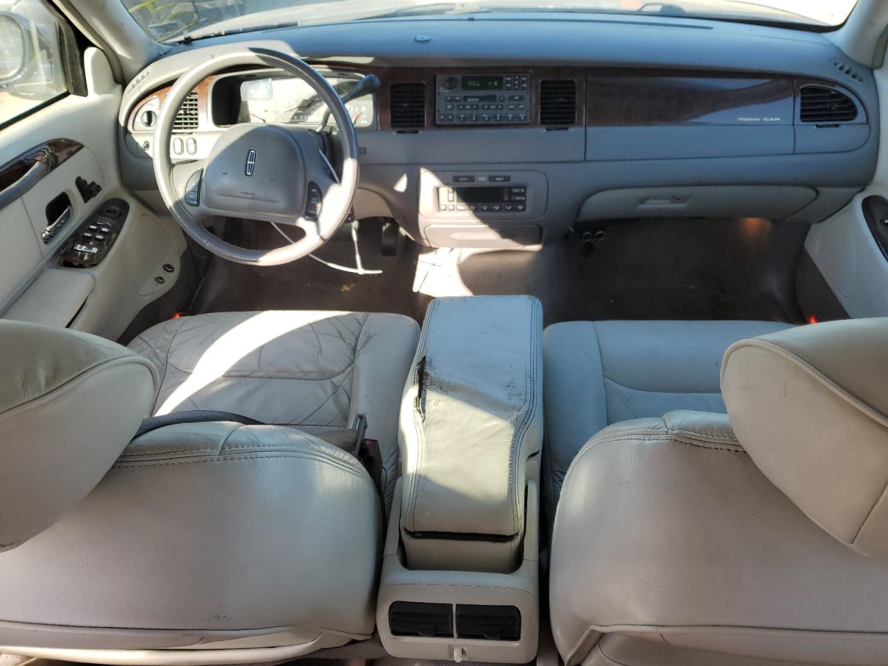 2001 Lincoln Town Car - Image 8