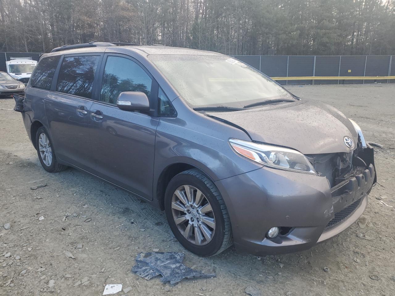 2015 Toyota Sienna - Image 4