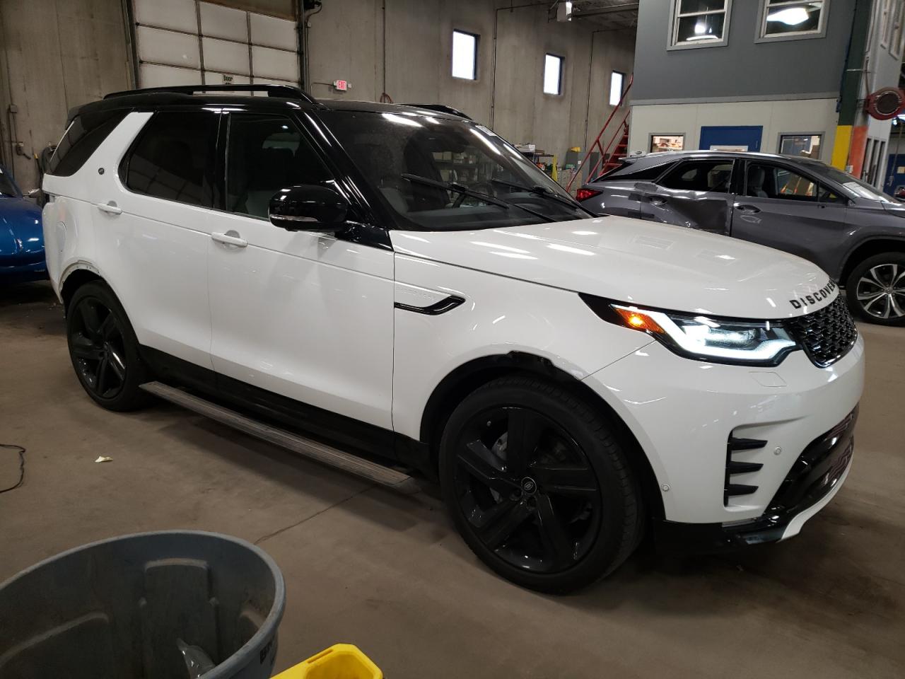 2023 Land Rover Discovery - Image 4
