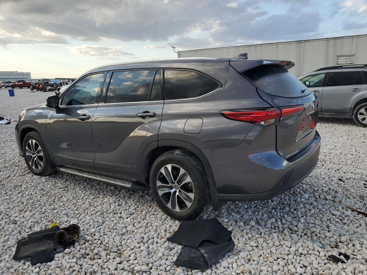 2022 Toyota Highlander - Image 2