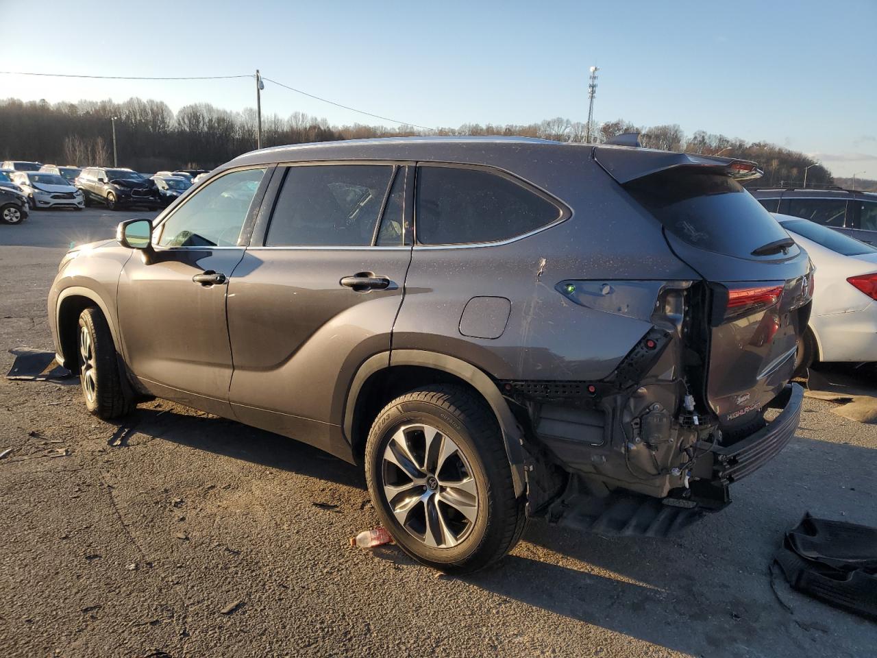 2021 Toyota Highlander - Image 2