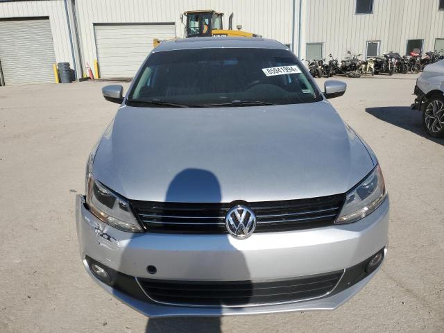 Sedans VOLKSWAGEN JETTA 2013 Srebrny