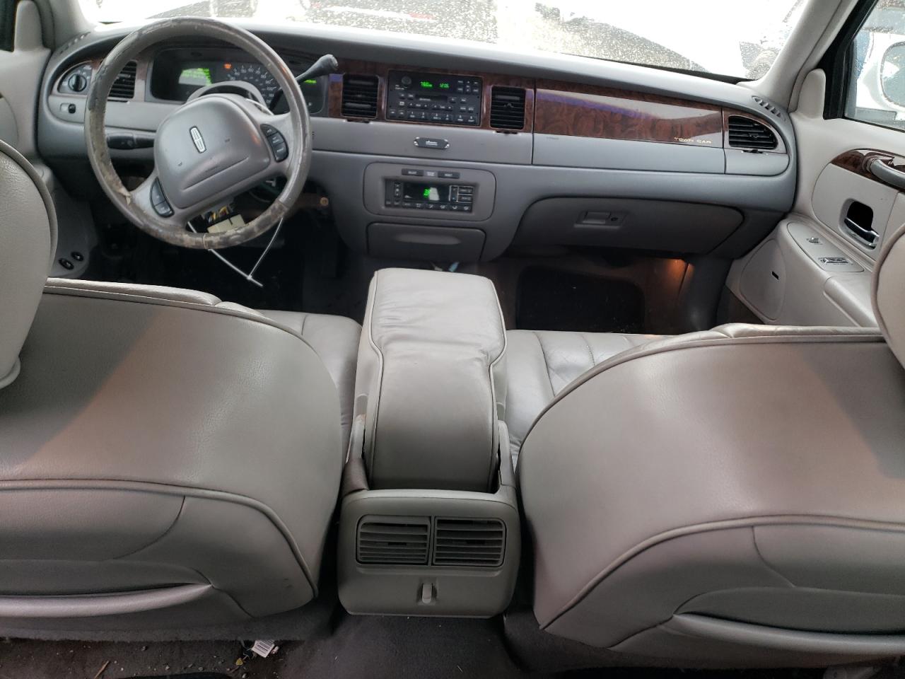 1998 Lincoln Town Car Executive VIN: 1LNFM81W6WY649646 Lot: 81839824