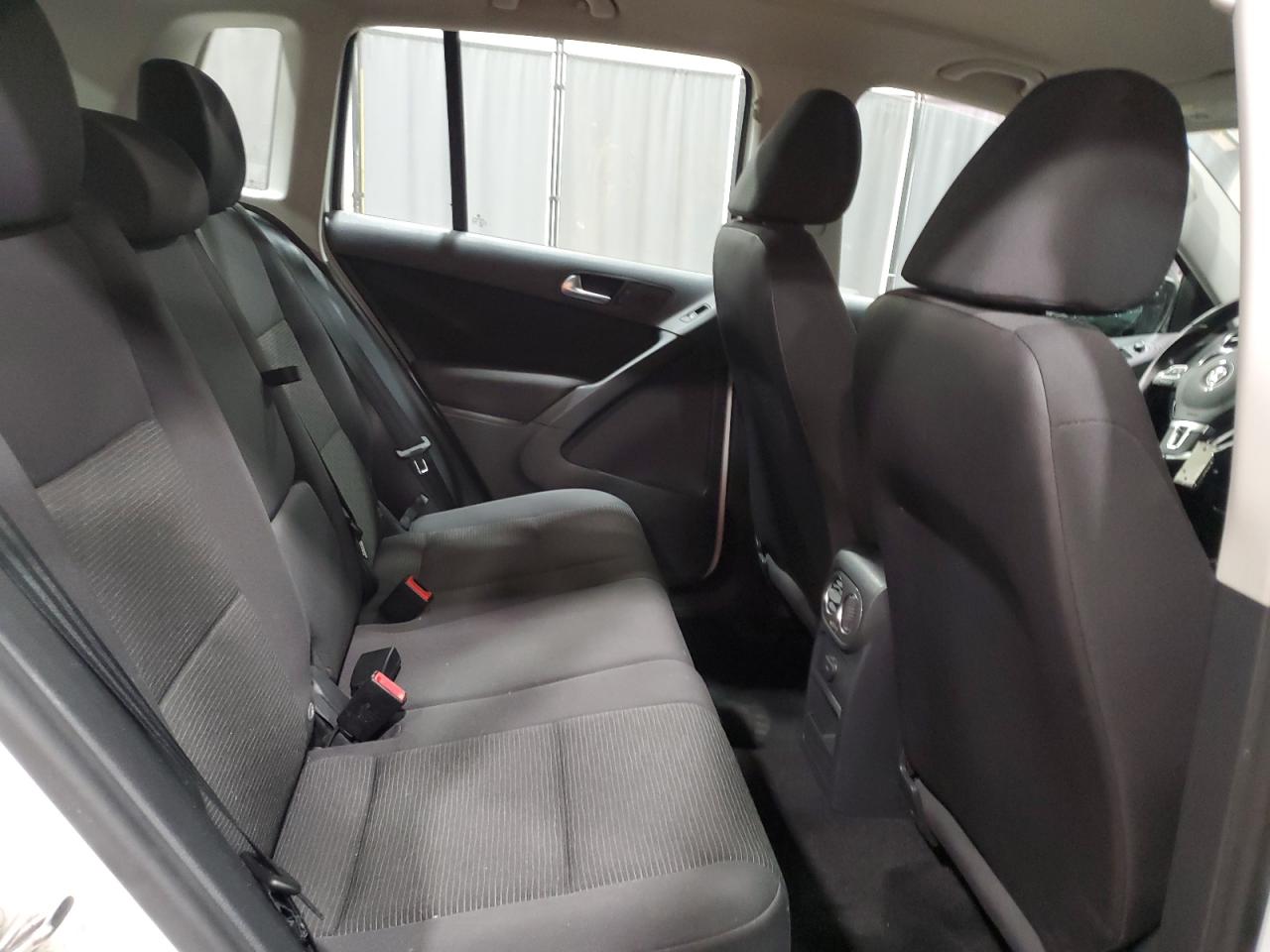 2017 Volkswagen Tiguan - Image 10