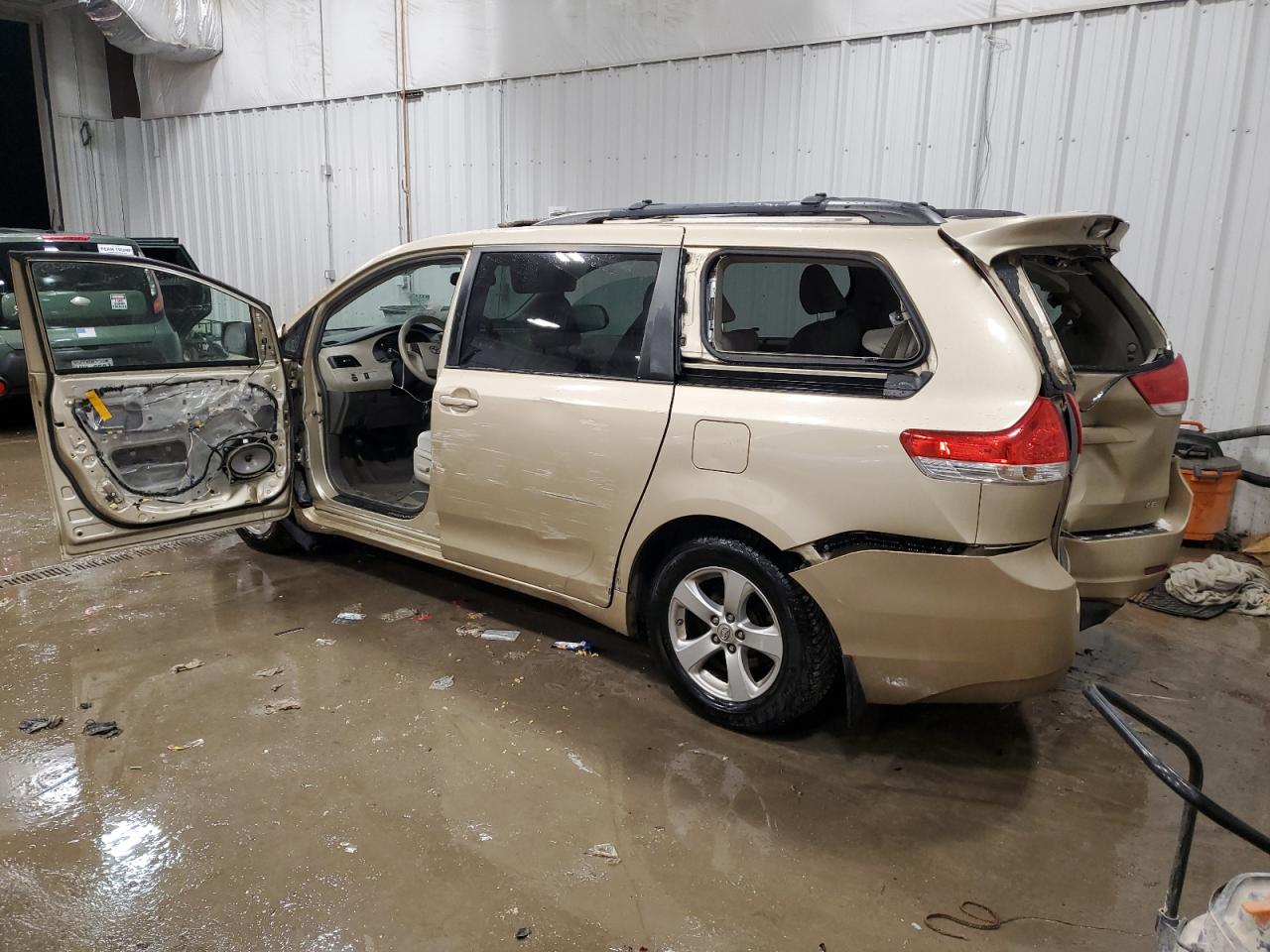 2011 Toyota Sienna - Image 2
